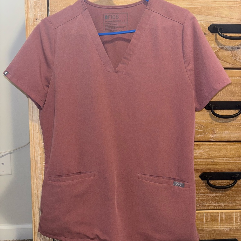 Figs Women's Dusty Rose Short Sleeve Top & matching scrub pants.